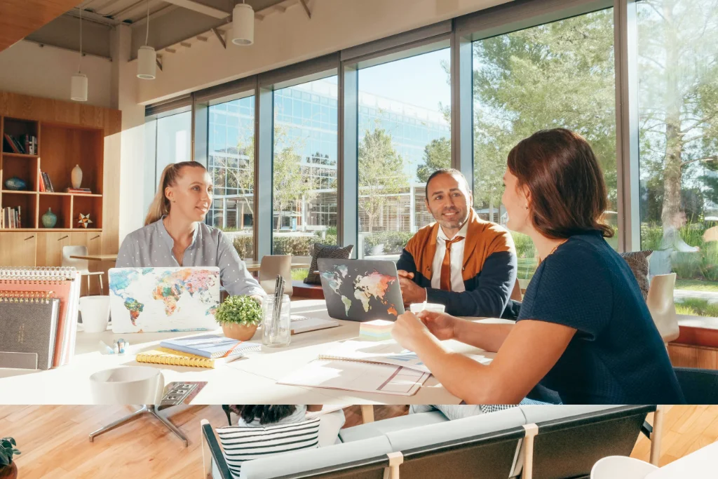 تیم در حال کار در محیط مدرن